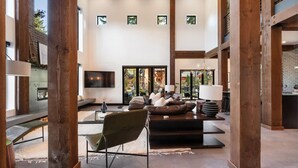Ett rymligt vardagsrum med modern design, inrett med en stor soffa, ett soffbord och en tv.