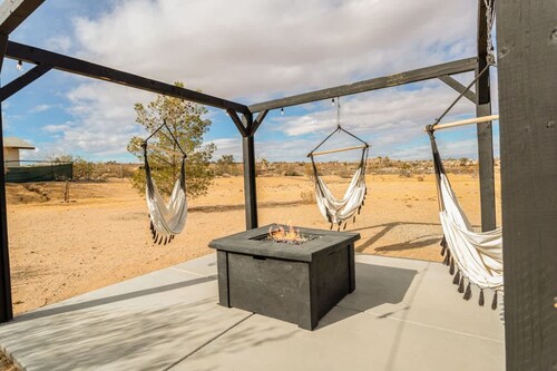 J-tree Bungalow With Large Hot Tub Views Patio