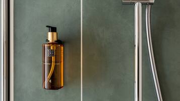Studio | Bathroom | Shower, hair dryer, towels, soap