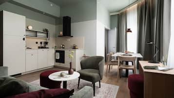 Departamento, 2 habitaciones | Área de sala de estar | Smart TV de 50 pulgadas con canales digitales