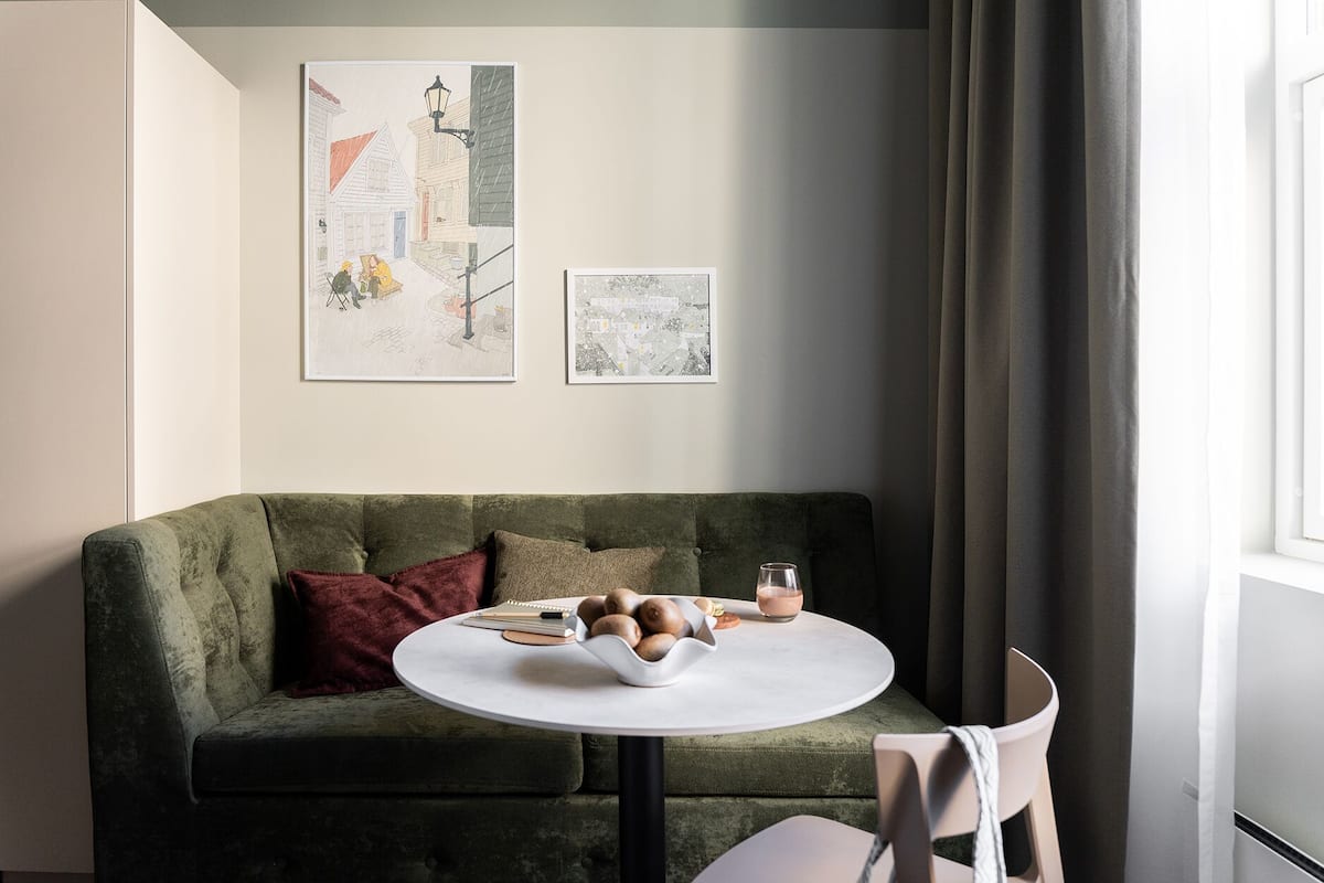 Studio, 1 Queen Bed, Kitchen | Living area