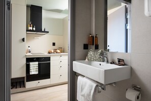 Douche, sèche-cheveux, serviettes fournies, savon