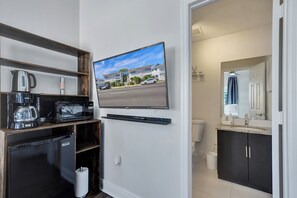 Comfort Room | Private kitchenette | Mini-fridge, microwave - Donovan by Nomada (Miami Beach)