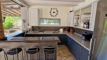 Een koelkast, een magnetron, een oven, een kookplaat