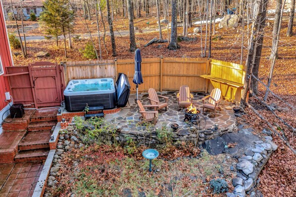 Outdoor spa tub