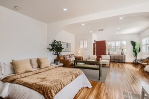 3 室のベッドルーム、デスク、アイロン / アイロン台、旅行用ベビーベッド