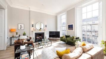 Smart TV, fireplace, books, stereo