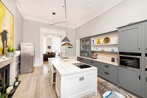 Geladeira, micro-ondas, fogão, cooktop