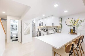 Fridge, microwave, oven, stovetop - Ocean & Pool view I Beach front I Near Flagler 2BR (New Smyrna Beach)