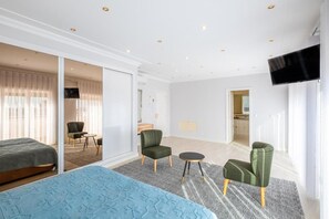 5 bedrooms, iron/ironing board, WiFi, bed sheets