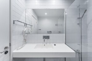 Douche, séchoir à cheveux, serviettes fournies