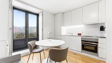 Coffee/tea maker, fridge, microwave, oven