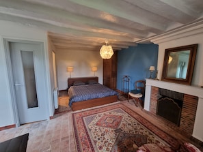1 bedroom, free WiFi, bed sheets - Semi-cave house MONTRICHARD(41) near Beauval and Chenonceaux zoos (Montrichard Val de Cher)