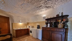 Een keuken met houten kastjes, een spoelbak, een fornuis en een vaatwasser.