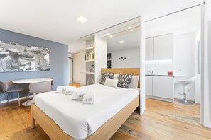 Tabla de planchar con plancha, internet y ropa de cama 