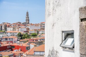 Een stadsgezicht met een opvallende toren en een gebouw met een raam.