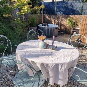 Outdoor dining - Maison Mandavi Studio d'hôtes de l'Entre deux Mers (Loupes)