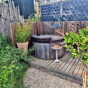 Outdoor spa tub - Studio Mandavi - Vineyards & Forest (Loupes)