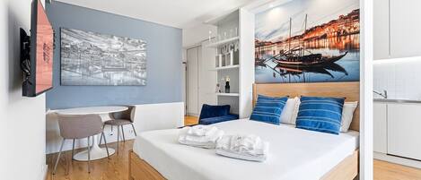 Iron/ironing board, internet, bed sheets