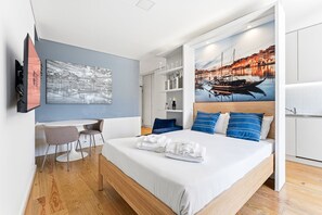 Tabla de planchar con plancha, acceso a internet y ropa de cama 