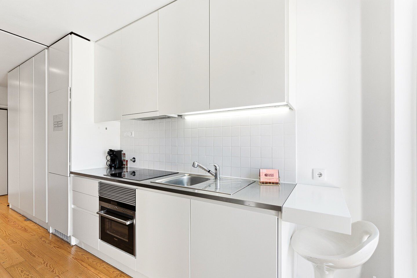 Wasserkocher mit Kaffee-/Teezubehör, Kühlschrank, Mikrowelle, Ofen