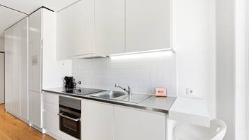 Wasserkocher mit Kaffee-/Teezubehör, Kühlschrank, Mikrowelle, Ofen