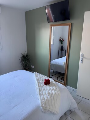 Suite Deluxe, patio, vistas al jardín | Caja fuerte, cortinas opacas, sistema de insonorización