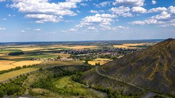 Une vue panoramique d’une ville nichée dans une vallée, avec une montagne en arrière-plan.