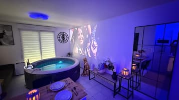 Deluxe suite, patio, uitzicht op tuin | Woonruimte