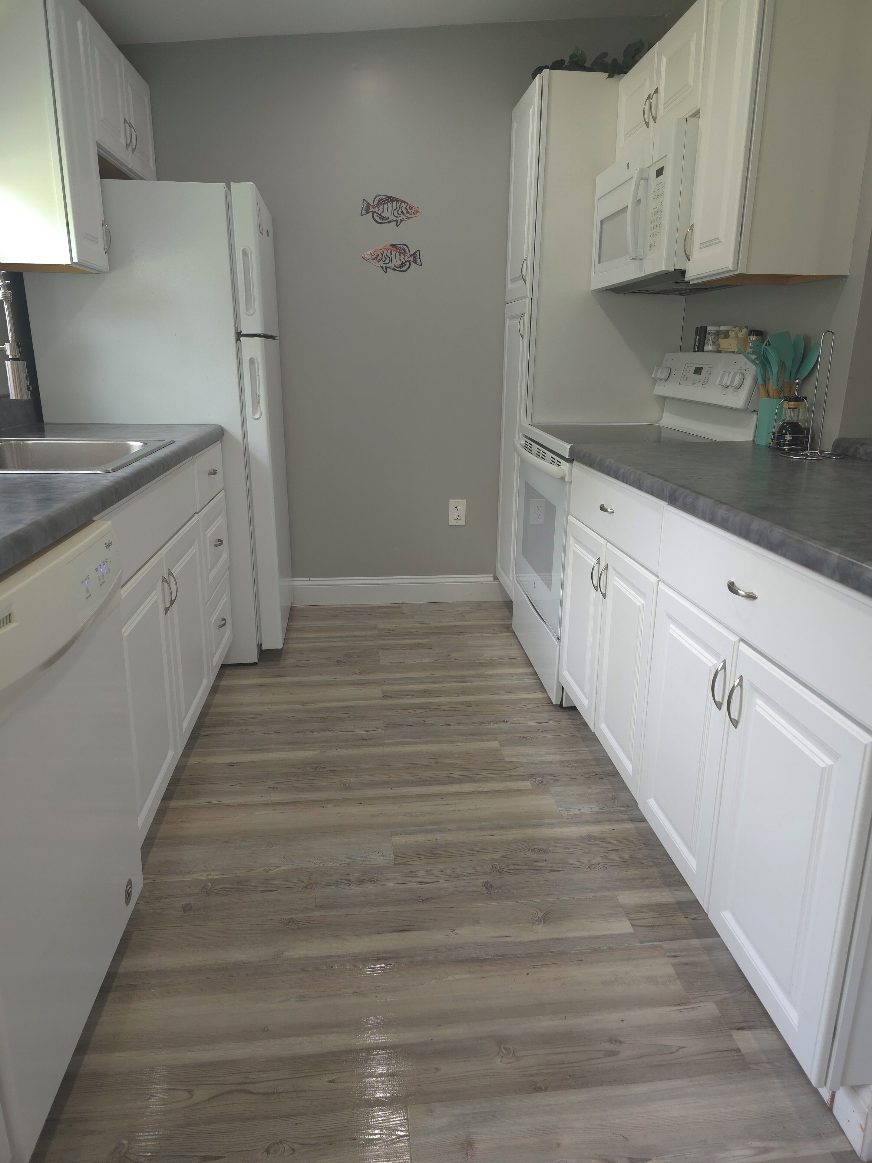 Jääkaappi, mikroaaltouuni, uuni, liesi