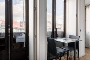 Dining - GuestReady - Old City Design - Wine (Porto)