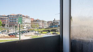 A view of a cityscape with buildings, a roundabout, and a parking area.