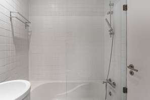 Shower, hair dryer, towels - GuestReady - Old City Design - Wine (Porto)