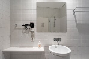 Douche, sèche-cheveux, serviettes fournies