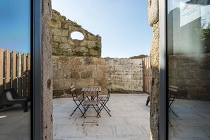 Outdoor dining - GuestReady - Old City Design - Tram (Porto)