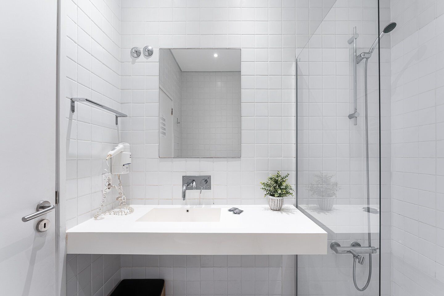 Douche, sèche-cheveux, serviettes fournies