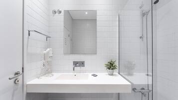 Douche, sĂšche-cheveux, serviettes fournies