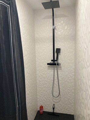 Een douche, een haardroger, handdoeken, zeep