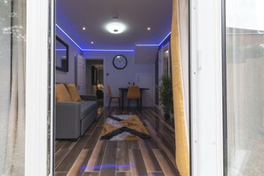 Interior - STYLISH 2 BED EN SUITE DUPLEX APARTMENT - FREE DRIVEWAY PARKING, WI FI, NETFLIX (Reading)