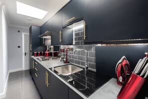 Private kitchen - STYLISH 2 BED EN SUITE DUPLEX APARTMENT - FREE DRIVEWAY PARKING, WI FI, NETFLIX (Reading)