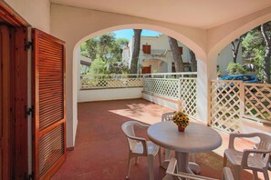 Outdoor dining - Villa Lupiae by BarbarHouse (Vernole)