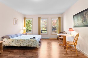 10 bedrooms, travel cot, free WiFi, bed sheets - Massive Group Chalet w/ Spa, fireplace, 10 Bedrooms  – Up to 48 Guests (Stanstead)