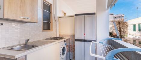 Refrigerador, microondas, parrilla de estufa y utensilios de cocina