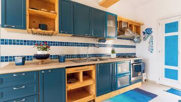 Jääkaappi, uuni, liesi, keittoastiat/astiat/ruokailuvälineet