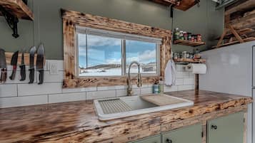 Geladeira, fogão, cooktop, cafeteira/chaleira