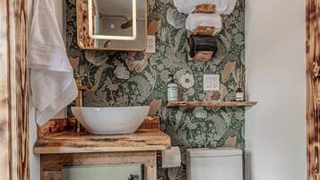 Douche, articles de toilette écologiques, serviettes fournies