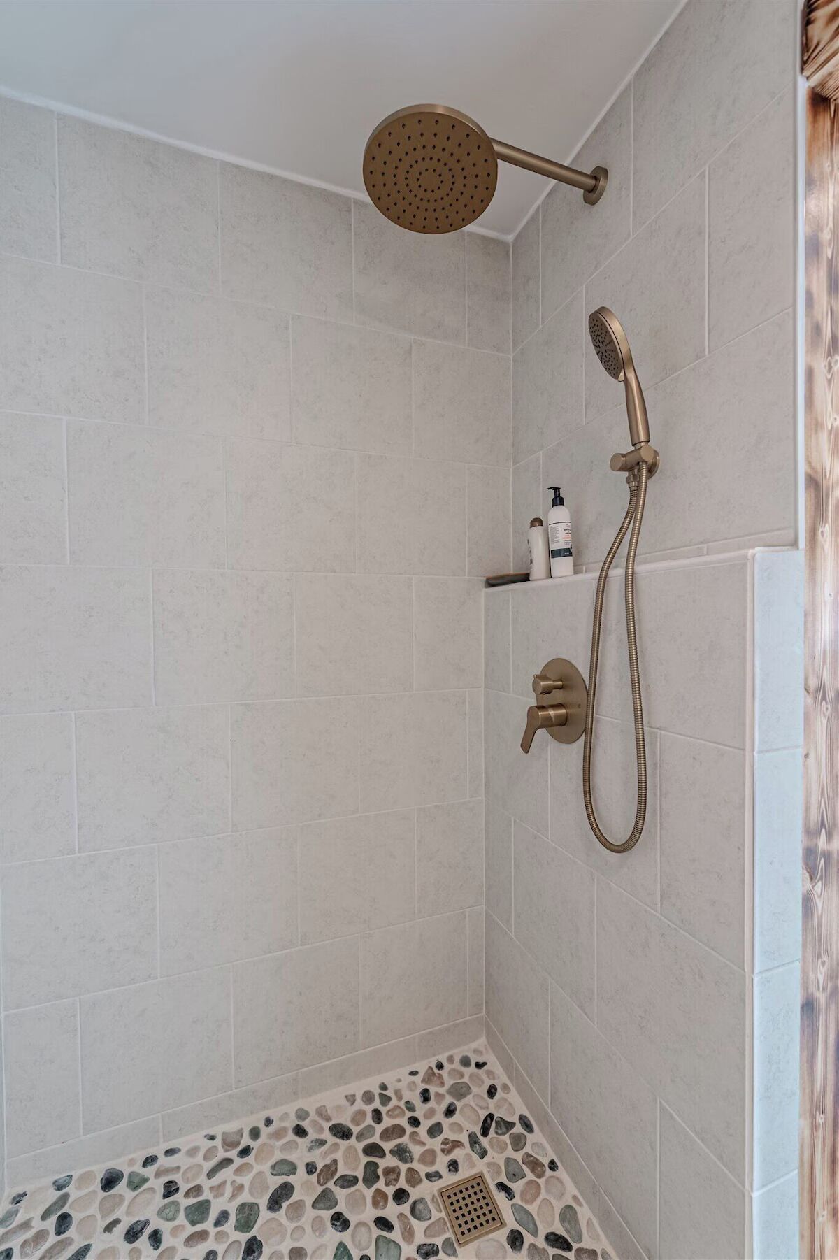 Shower, eco-friendly toiletries, towels