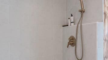 Shower, eco-friendly toiletries, towels