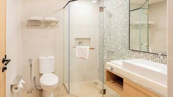 Ducha, cabezal de ducha tipo lluvia, secador de pelo, toallas