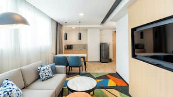 Suite, 1 kamar tidur | Area keluarga | Smart TV 42-inci dengan saluran TV digital dan Netflix